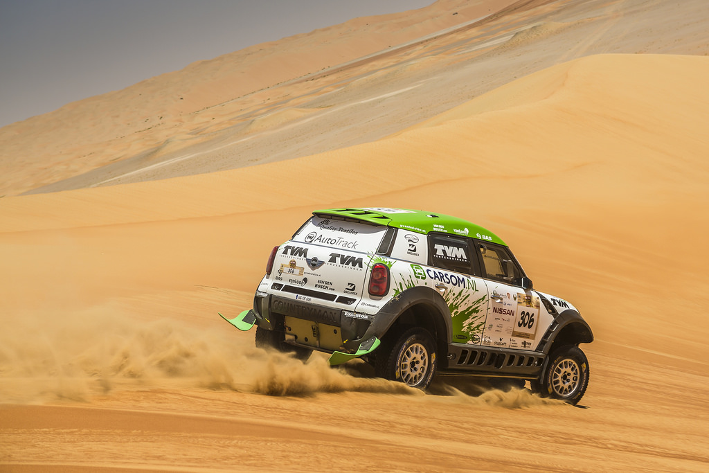 Van Loon wacht gevecht in de duinen van Abu Dhabi