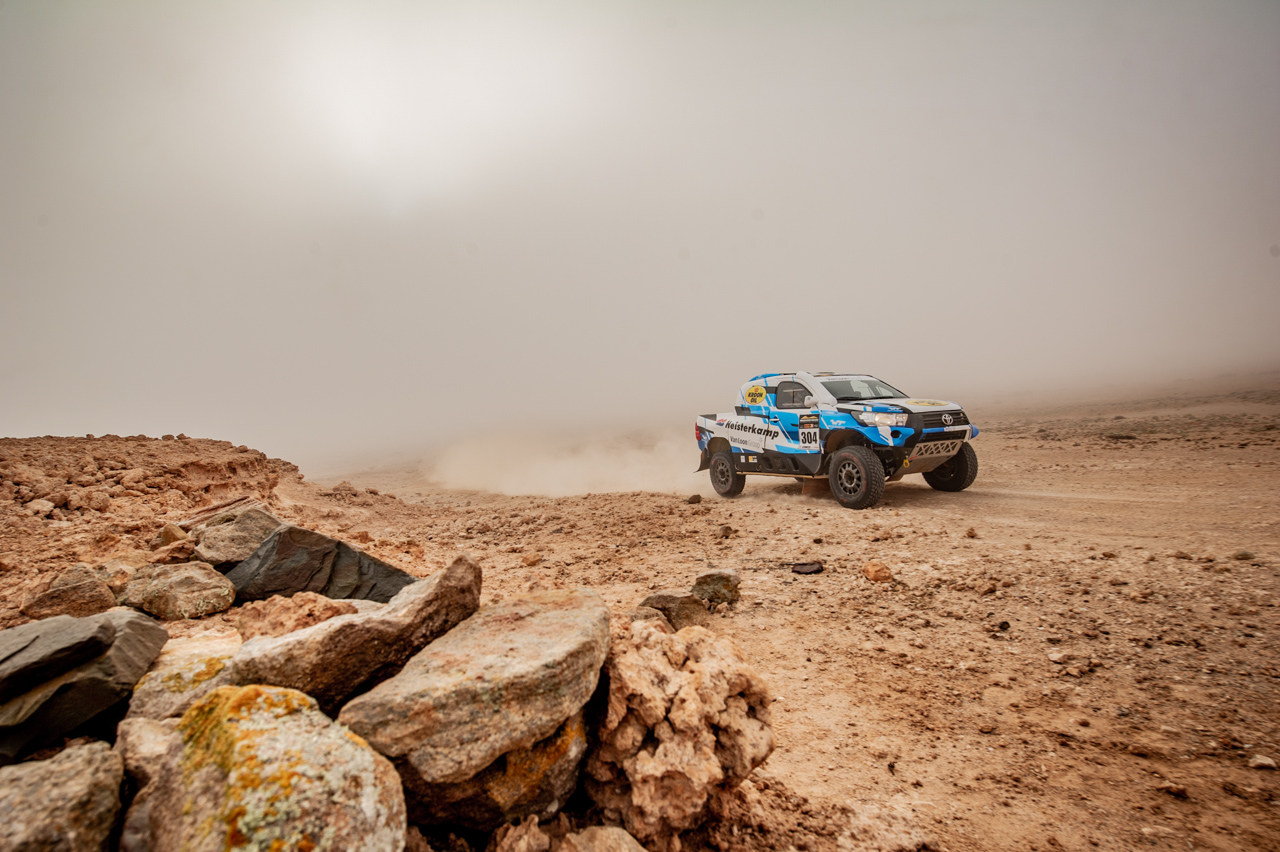 Van Loon behoudt leiding in Morocco Desert Challenge ondanks verkeerde afslag