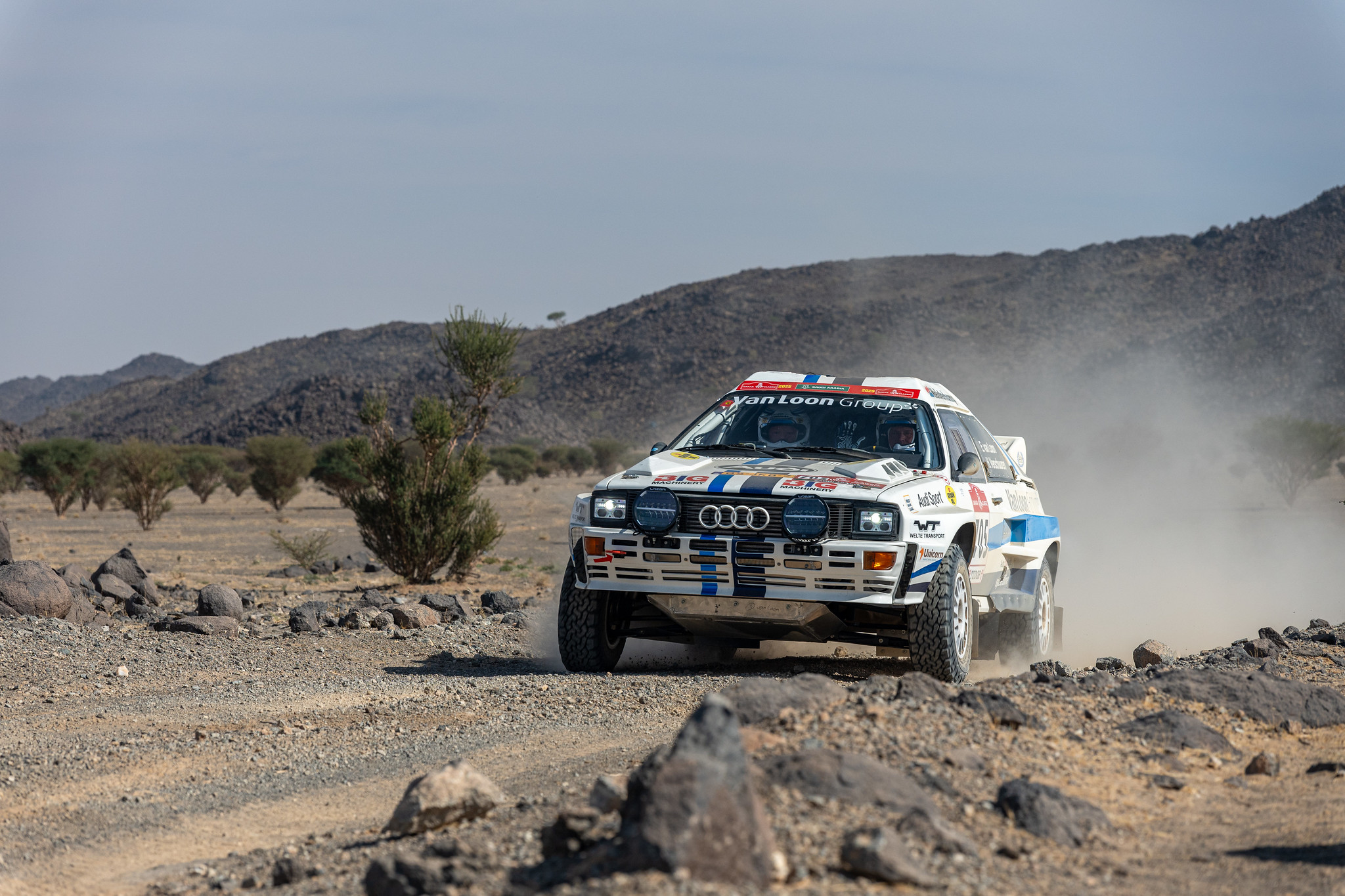 Erik, Hein, Anja, Jan en Ben klaar voor de start van Dakar 2025